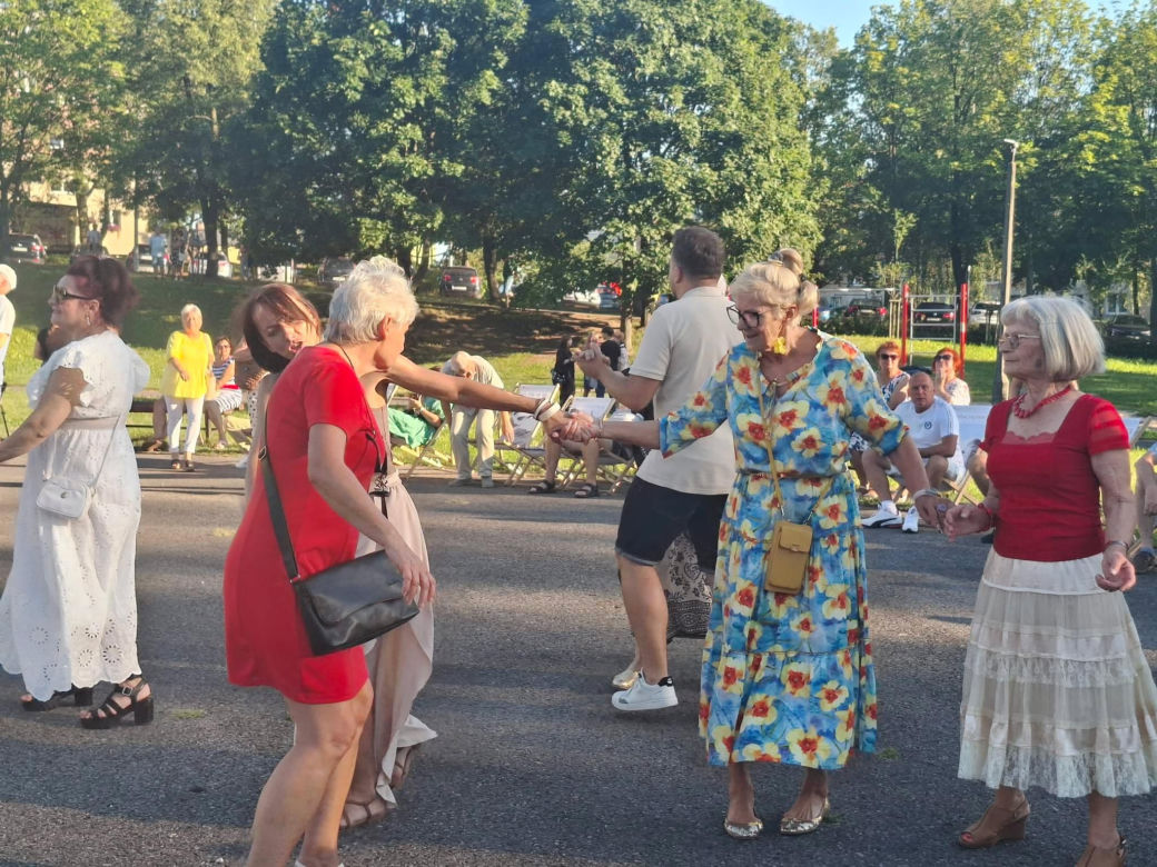 Gorący letni wieczór w Starachowicach! Międzypokoleniowa potańcówka opanowała Szlakowisko [FOTORELACJA]