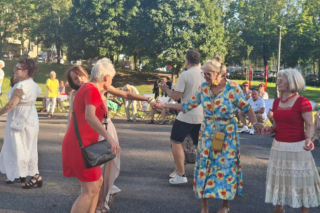 Gorący letni wieczór w Starachowicach! Międzypokoleniowa potańcówka opanowała Szlakowisko [FOTORELACJA]