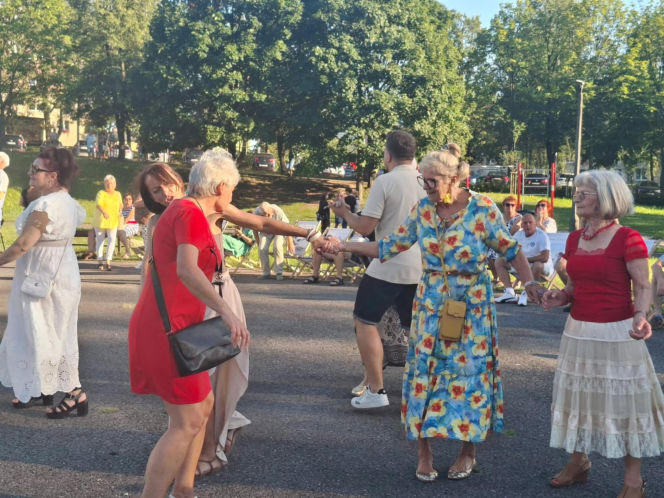 Gorący letni wieczór w Starachowicach! Międzypokoleniowa potańcówka opanowała Szlakowisko [FOTORELACJA]