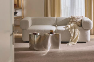 Jak wprowadzić Kolor Roku 2026 Pantone do wnętrz? Aranżacje inspirowane bielą