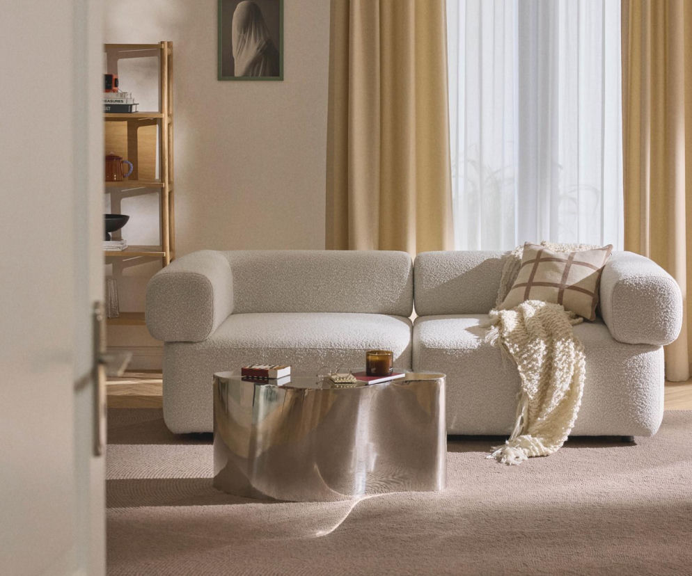 Jak wprowadzić Kolor Roku 2026 Pantone do wnętrz? Aranżacje inspirowane bielą