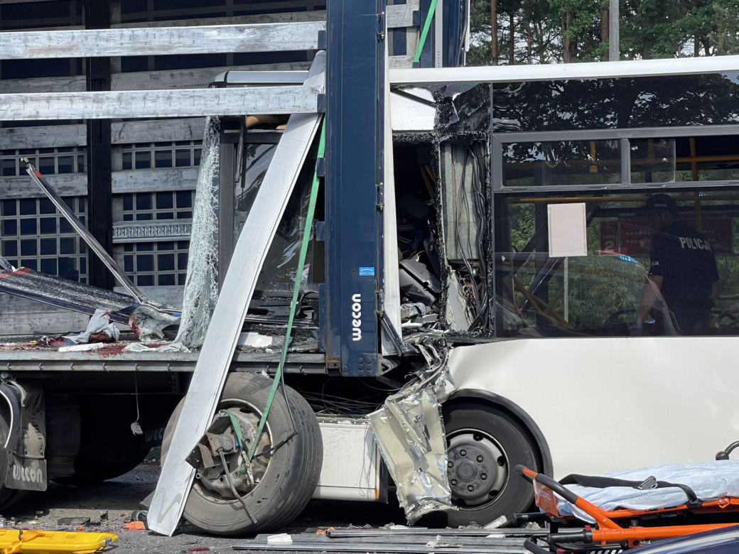 Wypadek miejskiego autobusu w Ząbkach