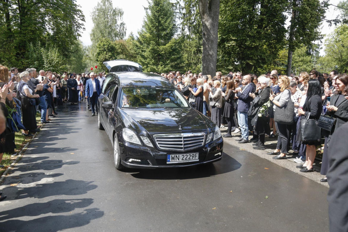 Fani i artyści żegnają Joannę Kołaczkowską. Pogrzeb artystki na Powązkach [ZDJĘCIA]