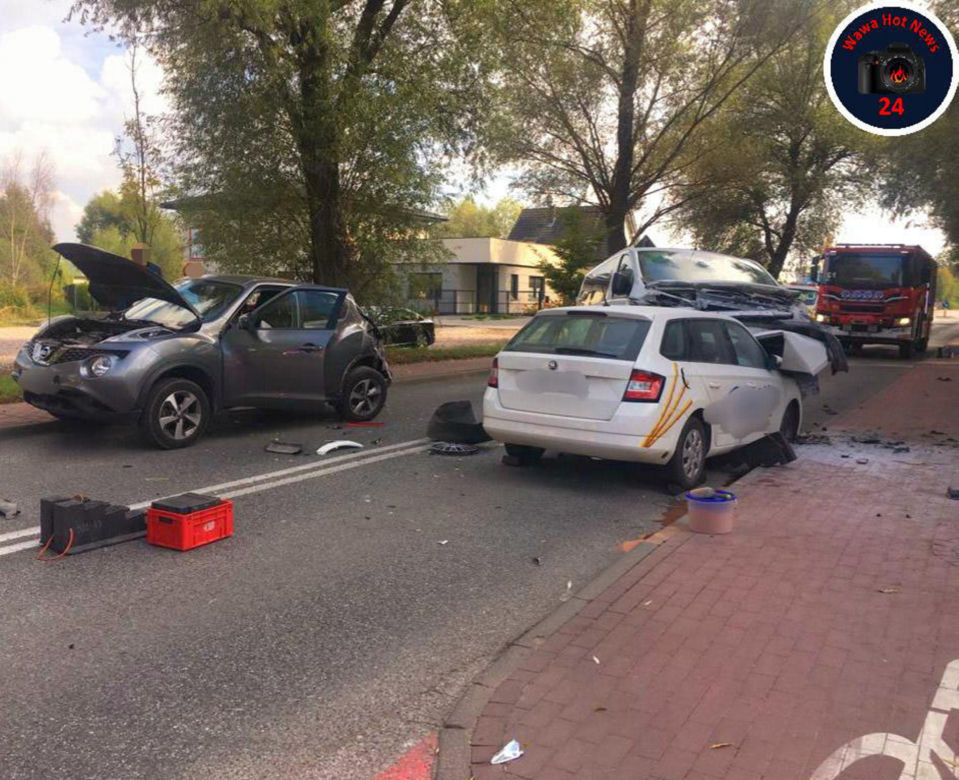 Trzy samochody zderzyły się w Nadarzynie. Dwóch kierowców trafiło do szpitala