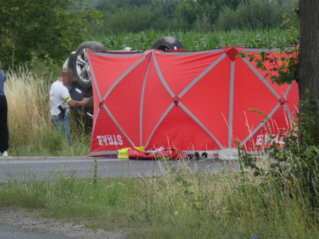 Tragedia na początku wakacji. Rozbite samochody i dachowanie. Kierowca nie miał szans