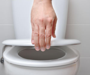 Robisz tak w publicznej toalecie? Lekarze ostrzegają: to prosta droga do infekcji pęcherza