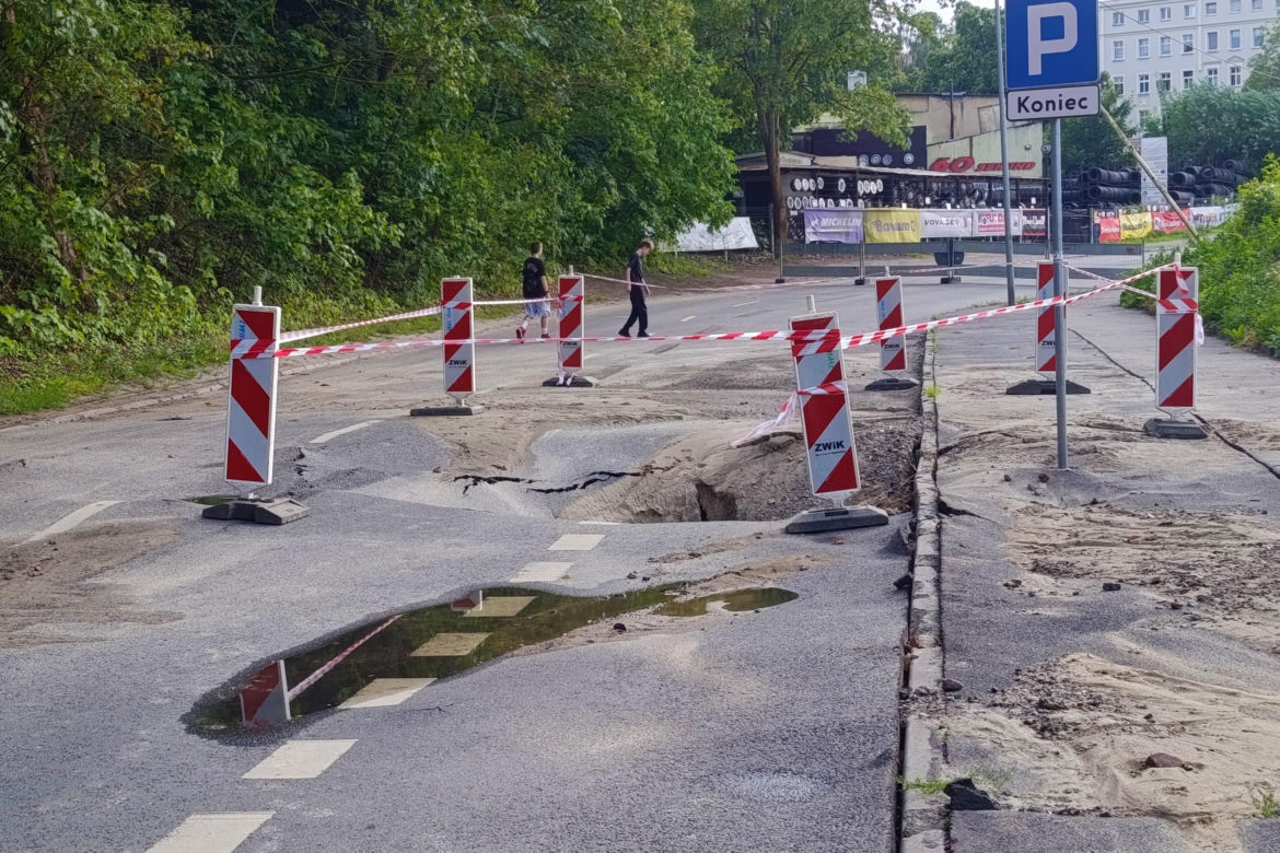 Ulica Starkiewicza zamknięta po awarii wodociągu