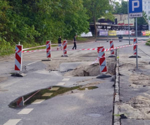Ulica Starkiewicza zamknięta po awarii wodociągu