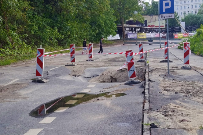 Ulica Starkiewicza zamknięta po awarii wodociągu