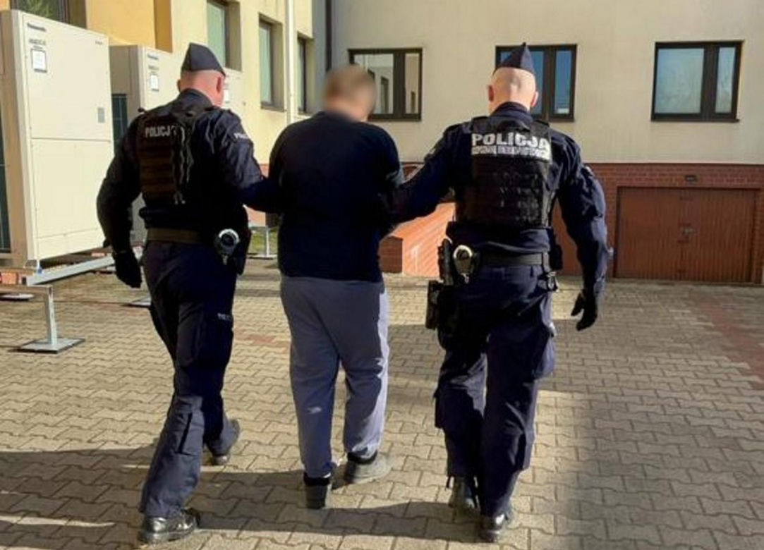 Potrącony policjant z Poddębic walczy o życie. Domniemany sprawca próbował spalić auto [ZDJĘCIA]