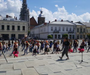 Młodzież z Nowego Sącza zatańczyła przed ratuszem