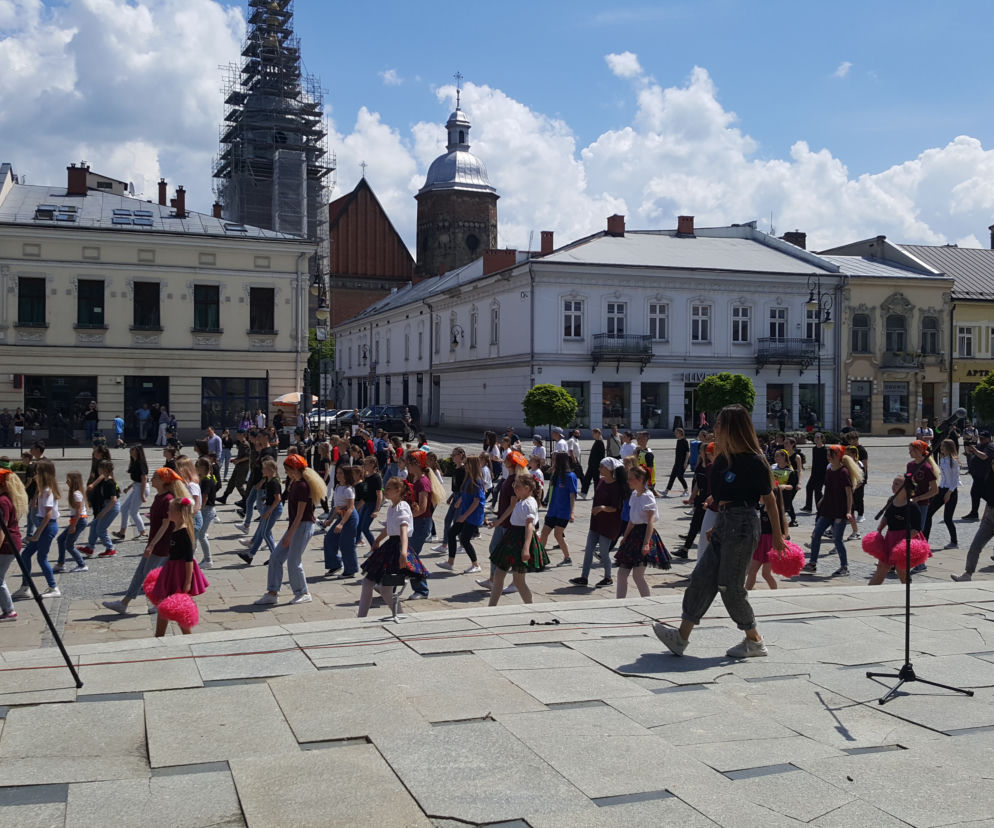 Młodzież z Nowego Sącza zatańczyła przed ratuszem