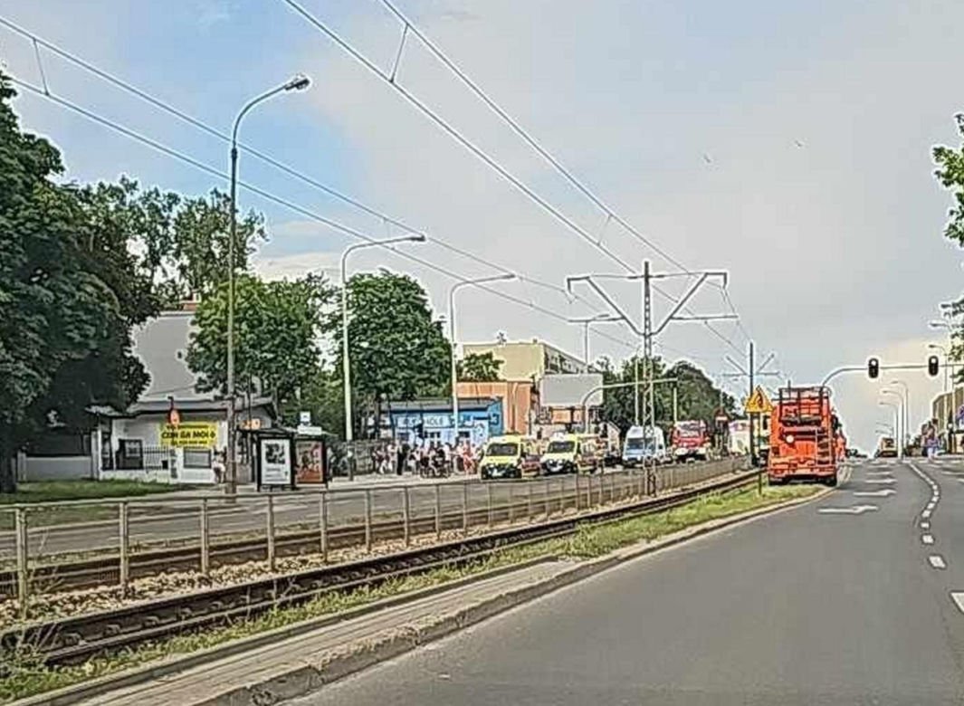 Łódź. Fatalny wypadek karetki! Kilka osób zabranych do szpitala [ZDJĘCIA]