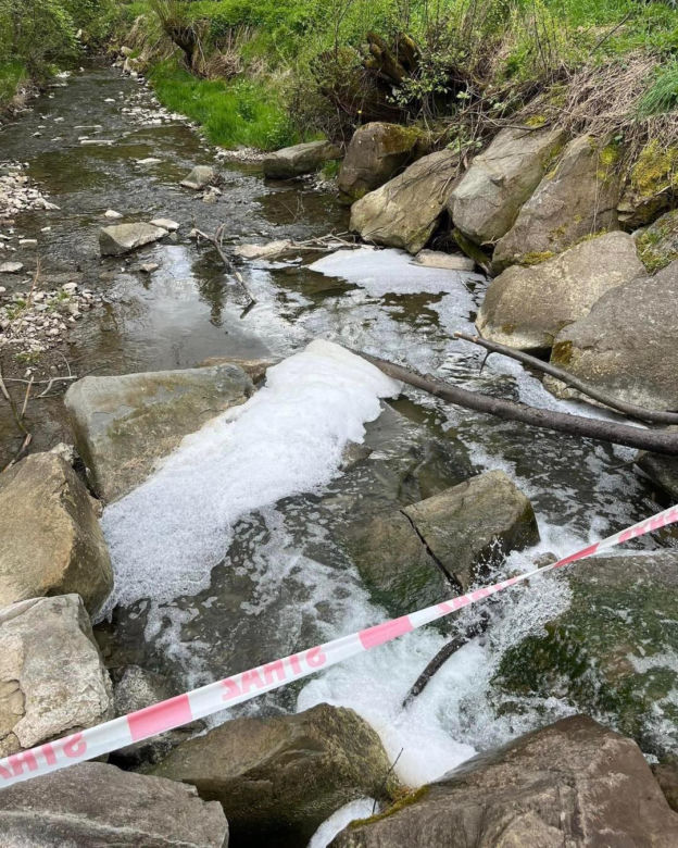 Skażenie potoku Skomielnianka w Małopolsce