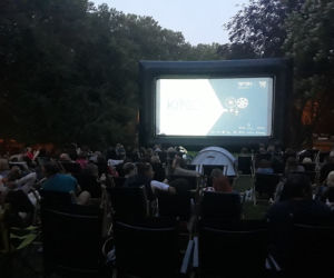 Wakacyjne kino pod gwiazdami wraca do Parku Róż