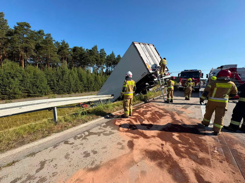 Tragiczny wypadek na A4. Ciężarówka wypadła z autostrady, kierowca nie żyje