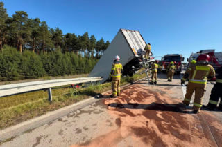 Śmiertelny wypadek na A4. Chłodnia przebiła bariery