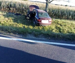 Samochód wypadł z drogi i dachował. Groźny wypadek pod Wrocławiem