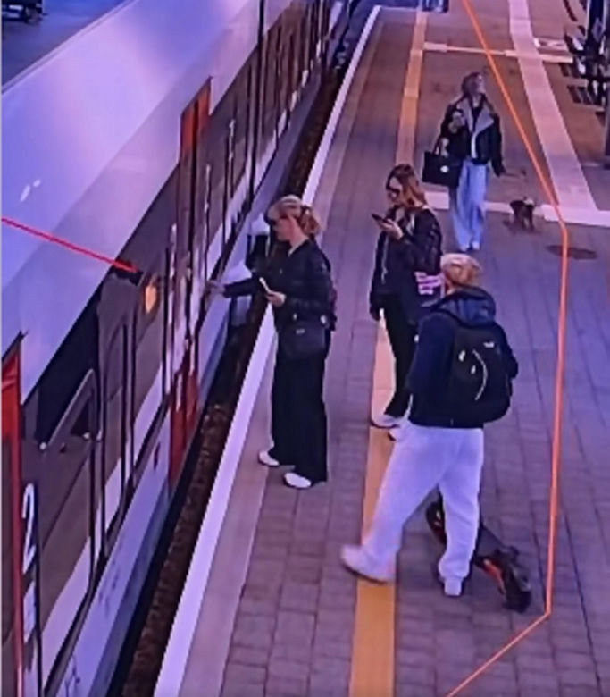 Sam wsiadł do pociągu i pojechał na gapę. Przechadzał się po wagonie i odwiedzał pasażerów