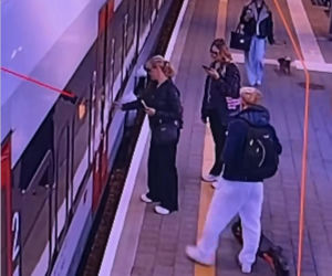 Sam wsiadł do pociągu i pojechał na gapę. Przechadzał się po wagonie i odwiedzał pasażerów
