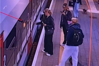 Sam wsiadł do pociągu i pojechał na gapę. Przechadzał się po wagonie i odwiedzał pasażerów