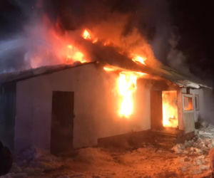 Pożar w Żurowej. Ojciec z synem stracili dach nad głową