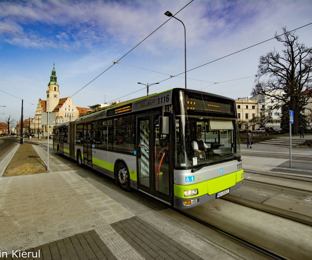Trwa remont skrzyżowania ulic Dworcowej z Pstrowskiego. Zmiany tras autobusów