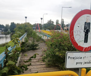 Niszczejąca kładka pomiędzy Dużym i Małym Jeziorakiem w Iławie