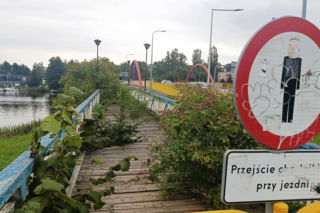 Niszczejąca kładka pomiędzy Dużym i Małym Jeziorakiem w Iławie