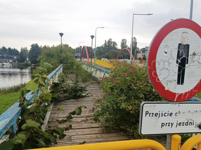 Niszczejąca kładka pomiędzy Dużym i Małym Jeziorakiem w Iławie