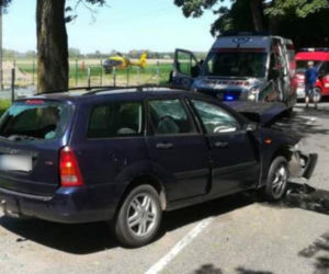 Kujawsko-pomorskie: Zasnął za kierownicą i uderzył w drzewo! Ranny 15-latek [ZDJĘCIA] 
