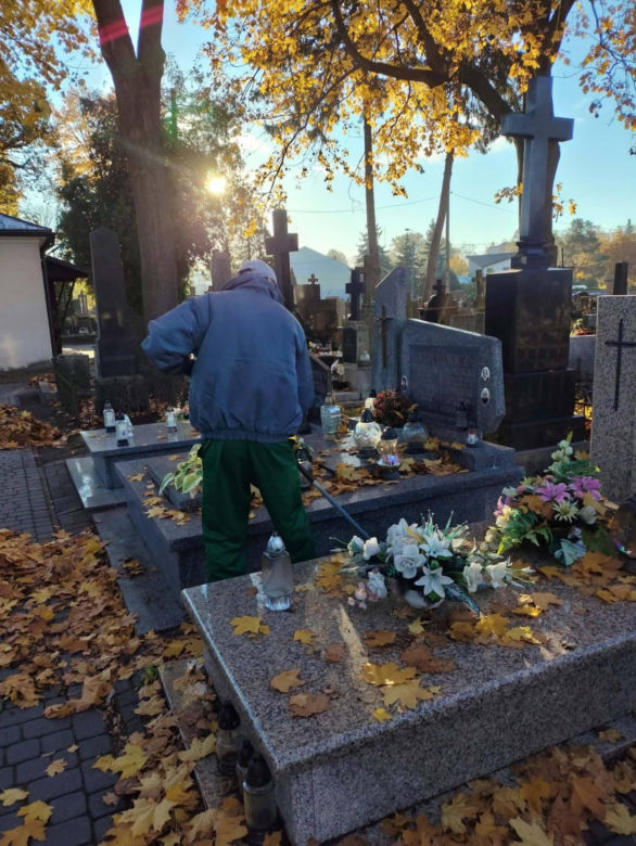 Siedlce: Osadzeni z Zakładu Karnego robią porządki na terenie cmentarza