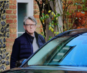 Były ambasador wyszedł na za kaucją, chodzi o Epsteina. Kim jest Mandelson?