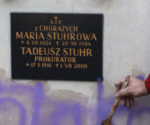 Czyszczą pomnik rodziny Stuhrów