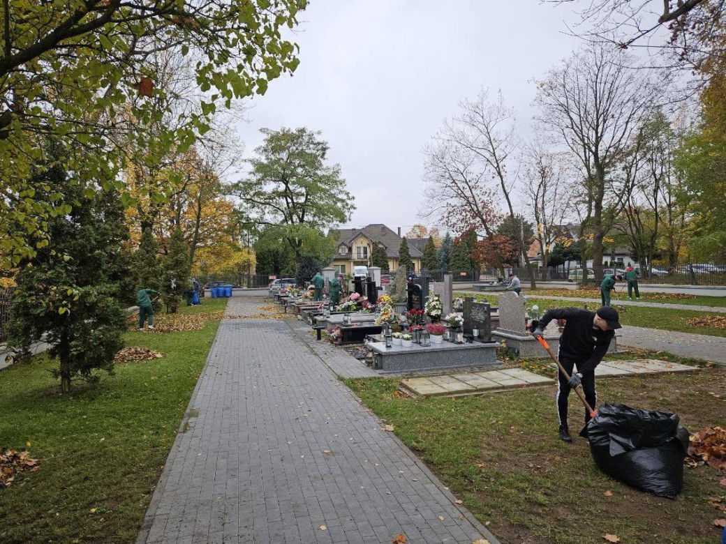 Siedlce: Osadzeni z Zakładu Karnego robią porządki na terenie cmentarza