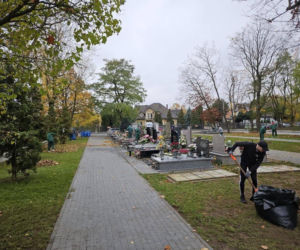 Siedlce: Osadzeni z Zakładu Karnego robią porządki na terenie cmentarza