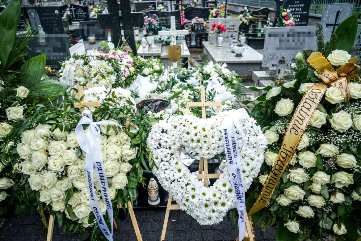 2-letnia Natalka zginęła na oczach taty. Aniołek jest już w niebie. Trumienka utonęła w białych kwiatach