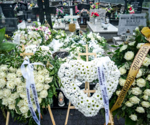 2-letnia Natalka zginęła na oczach taty. Aniołek jest już w niebie. Trumienka utonęła w białych kwiatach