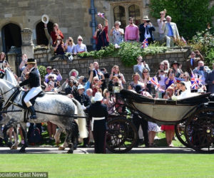 KSIĄŻĘ HARRY I MEGHAN MARKLE W KARECIE - TŁUMY.