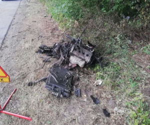 19-latek uderzył w drzewo. MASAKRA! Z auta wyrwało nawet silnik