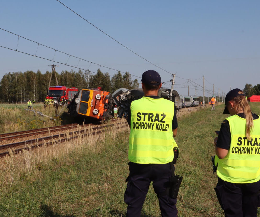 Miejsce katastrofy kolejowej. Pasażerowie opowiedzieli nam, co działo się tuż po zderzeniu z ciężarówką