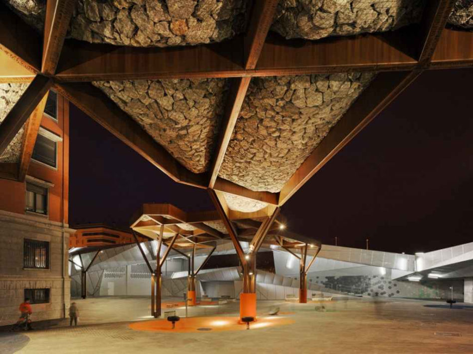 Stal Cor-Ten i łamany kamień w zadaszeniu placu Pormetxeta w Barakaldo. Fot. ©David Frutos, materiały prasowe Mies van der Rohe Foundation