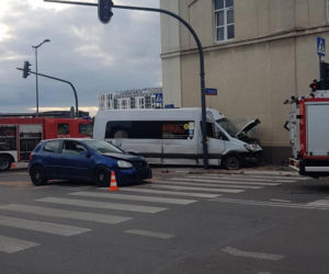 Groźny wypadek busa i osobówki w centrum Łodzi 