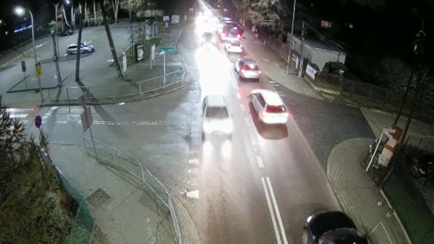 Chłopiec wbiegł zza autobusu prosto pod samochód. Dramatyczne nagranie z Piaseczna