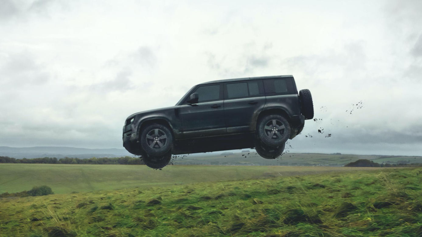 Lata, dachuje i dalej jedzie. Nowy Land Rover Defender jest niezniszczalny