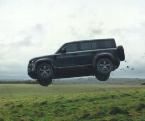 Lata, dachuje i dalej jedzie. Nowy Land Rover Defender jest niezniszczalny