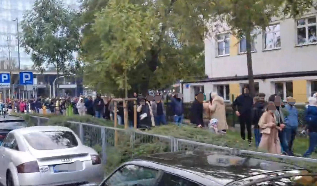 Gigantyczna kolejka przed lokalem wyborczym. "W kolejce uśmiechy, żarty i nowe znajomości sąsiedzkie"