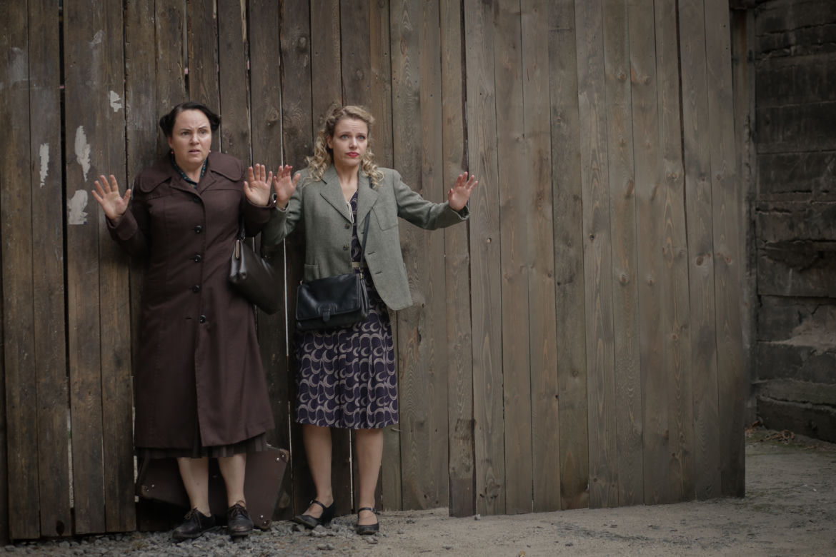 Wojenne dziewczyny 5 sezon odc. 53. Ewka (Vanessa Aleksander), Bronia (Magdalena Smalara)