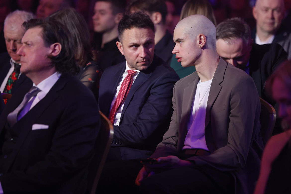 Władimir Semirunnij wsparł zrzutkę u Łatwoganga. Olimpijczyk zgolił włosy i przekazał medal na aukcję