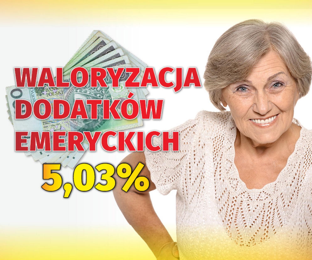 Uśmiechnięta seniorka pokazuje kciuk w górę, symbolizując zadowolenie z waloryzacji dodatków emeryckich o 5,03%, przedstawionej na grafice z banknotami. O szczegółach podwyżek możesz przeczytać na Super Biznes.